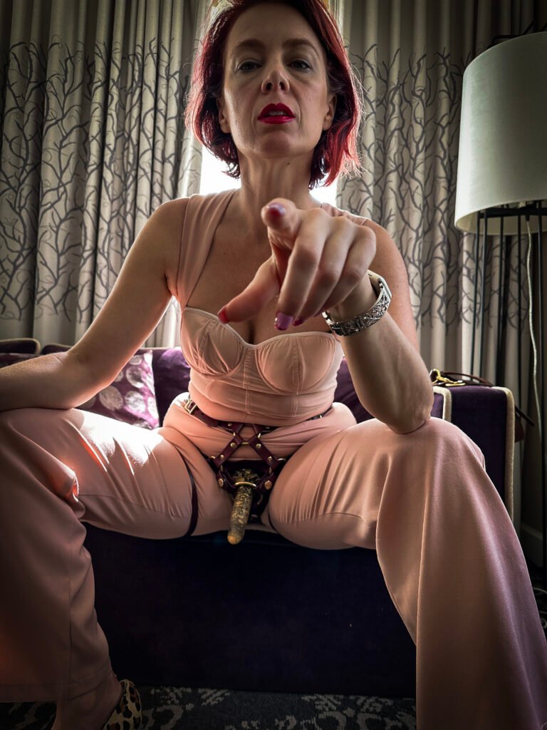 NYC Dominatrix Goddess Viktoria Sway